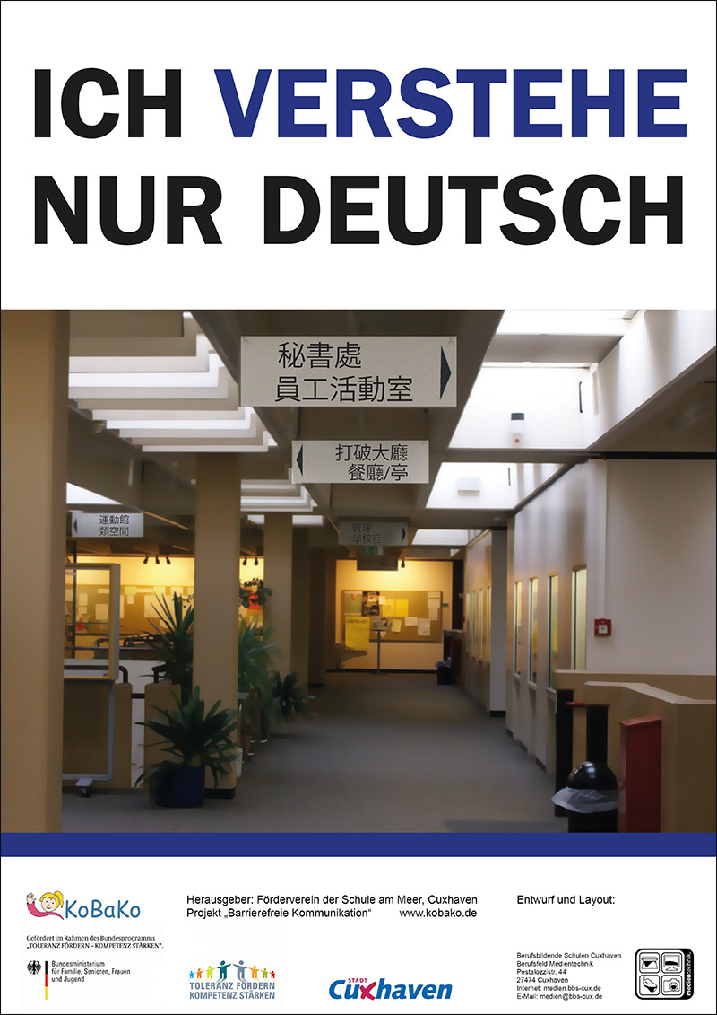 Auf den Plakat steht: Ich verstehe nur Deutsch - zu sehen ist ein Flur mit Hinweisschildern in einer fremden Sprache